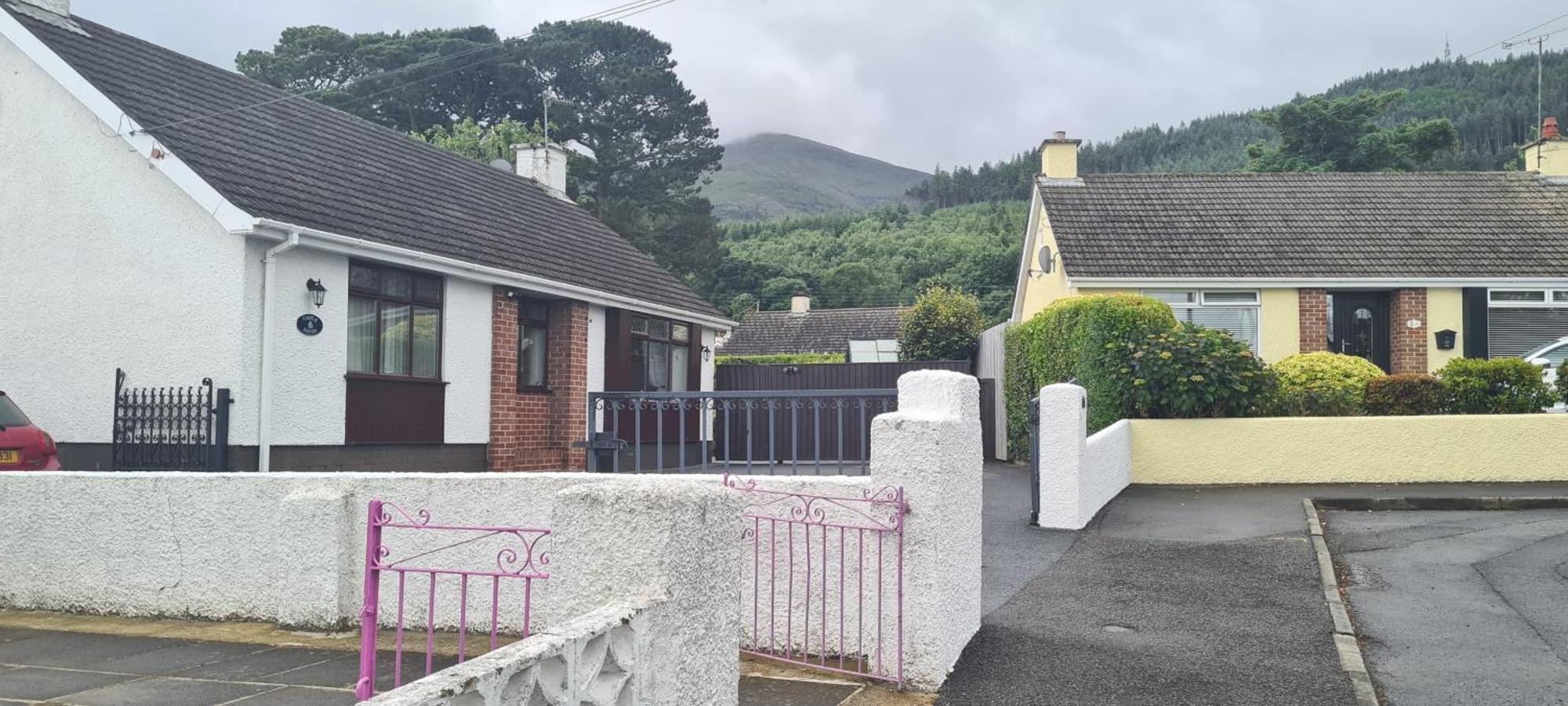 Mourne Hikers' Cottage Нюкасъл Екстериор снимка